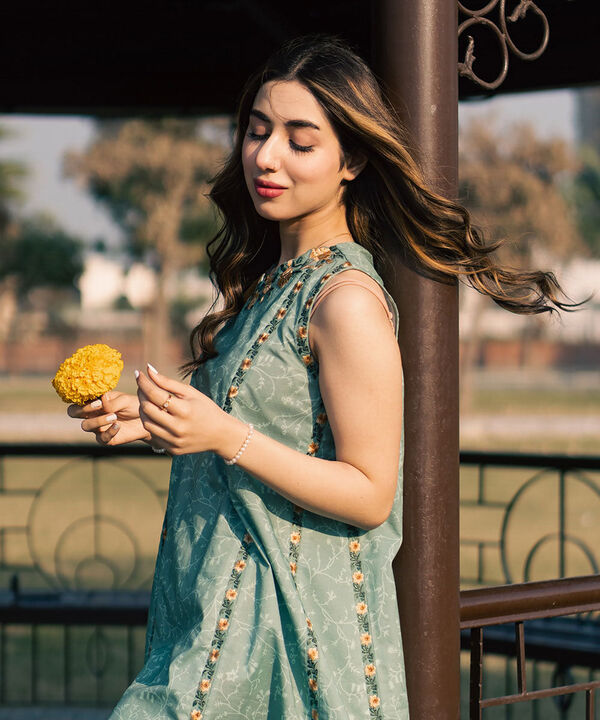 SAPPHIRE | UNSTITCHED 3 PIECE EMBROIDERED LAWN SUIT