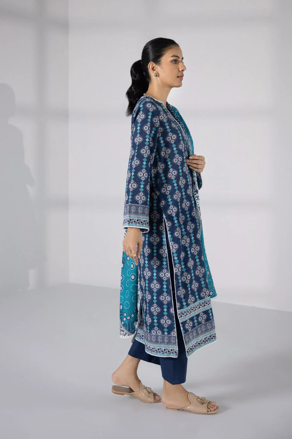 Sapphire | Unstitched 3Pc Printed Khaddar Suit | U3-DAYZ23V1-60
