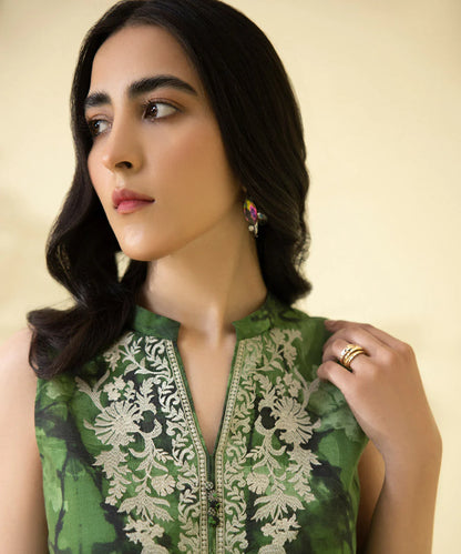 Sapphire | Unstitched 2Pc Embroidered Lawn Suit – Shirt & Trouser | 2TE-SG23V1-3R