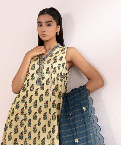 SAPPHIRE | UNSTITCHED 3 PIECE EMBROIDERED LAWN SUIT